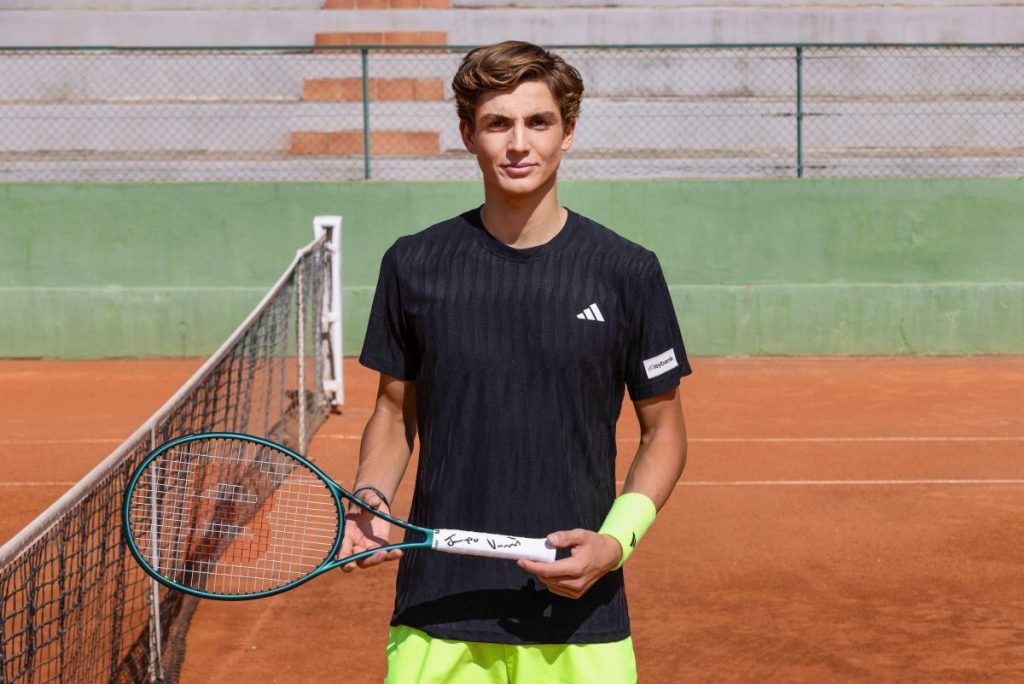 Vasamì, il giovane tennista testimonial di Intesa Sanpaolo insieme a Jannik Sinner e Jasmine Paolini.