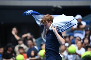 Alcaraz aumenta il vantaggio su Sinner; Musetti conquista l’ottava posizione nel ranking ATP.