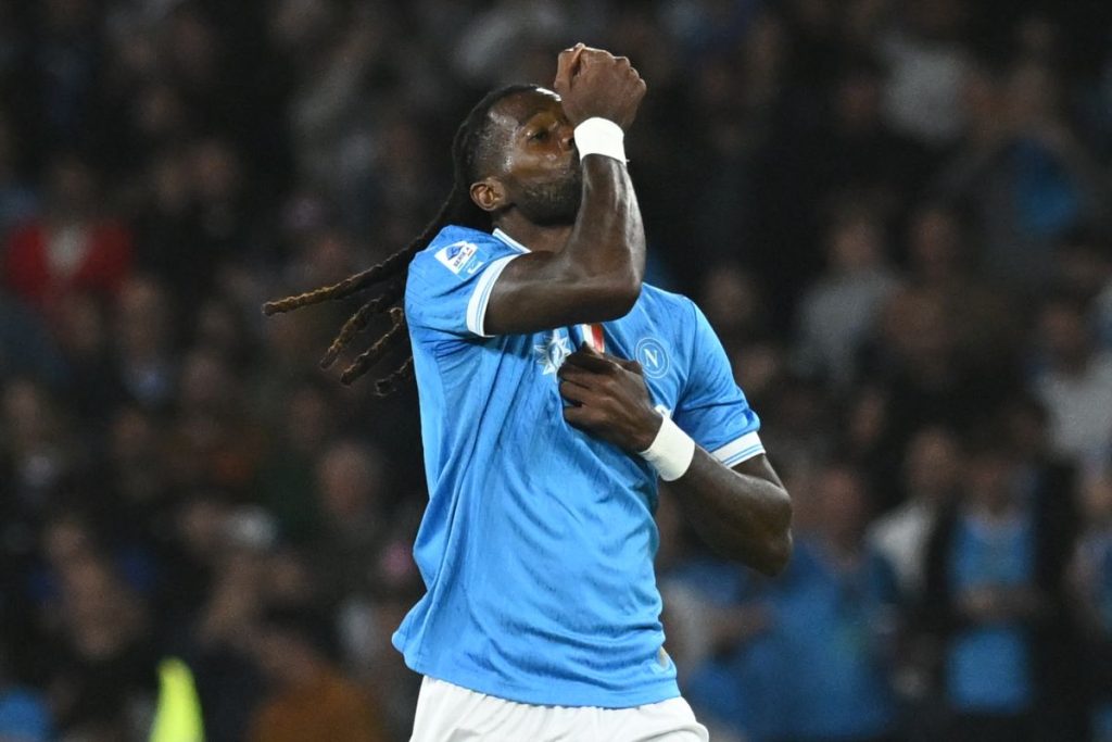 Napoli vince 2-1 in rimonta contro il Genoa al Maradona. Vittoria emozionante!