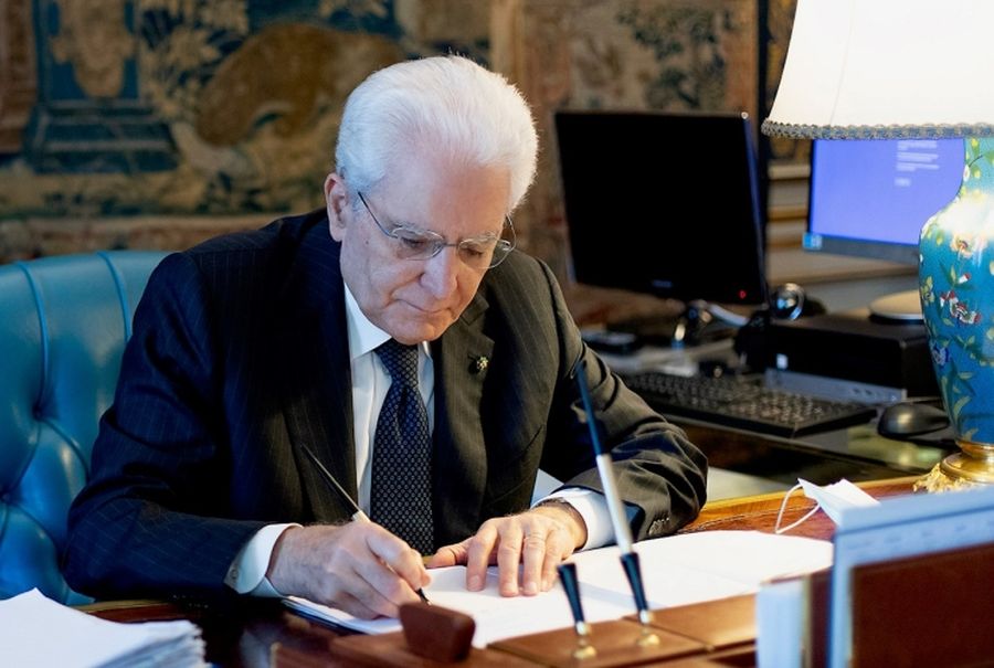 Mattarella approva legge su festa di San Francesco, evidenziando necessità di correttivi.