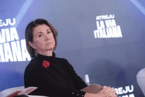 Roccella e le polemiche sulle “gite” ad Auschwitz: opposizioni in subbuglio.