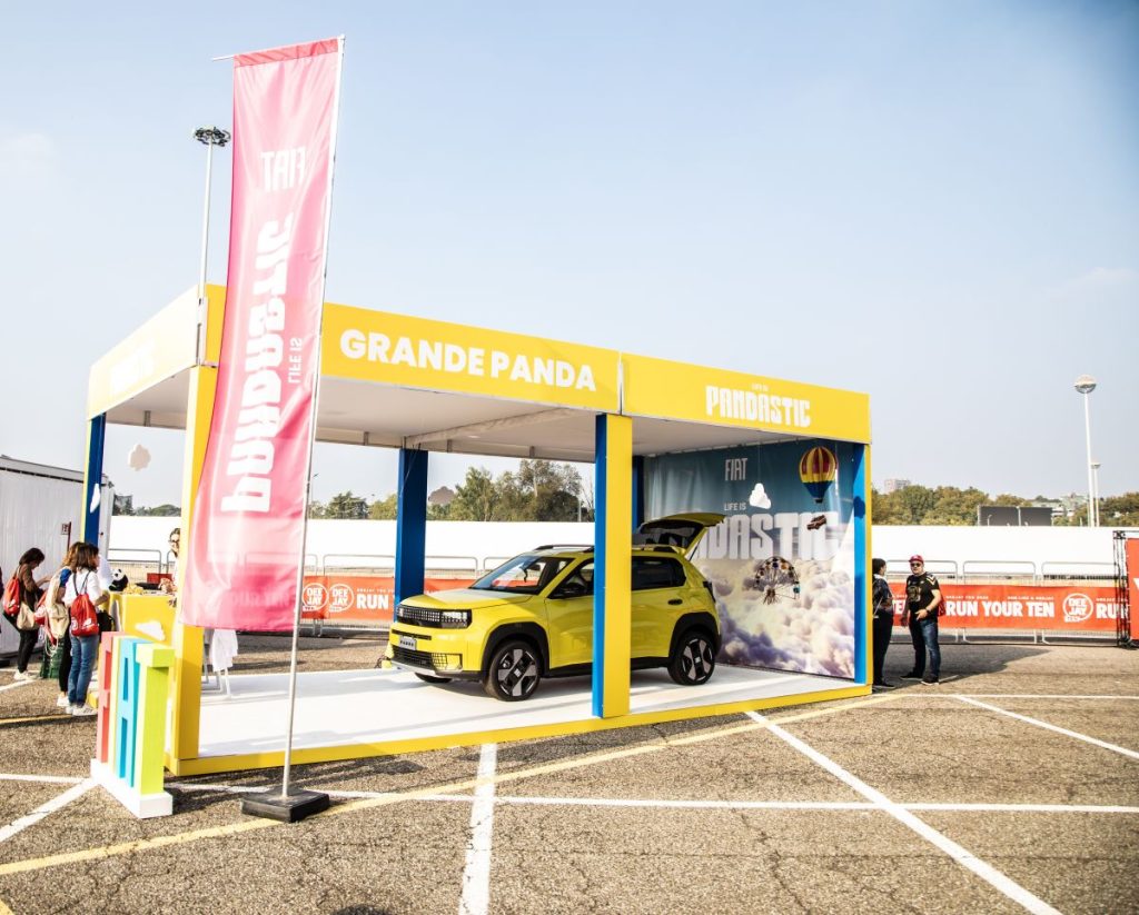 Fiat celebra lo spirito Pandastic alla Deejay Ten di Milano con entusiasmo e innovazione.