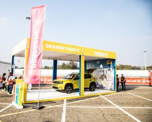 Fiat celebra lo spirito Pandastic alla Deejay Ten di Milano con entusiasmo e innovazione.