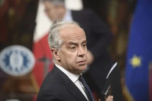 Calano i delitti denunciati: -9% nei primi nove mesi del 2025, afferma Piantedosi.