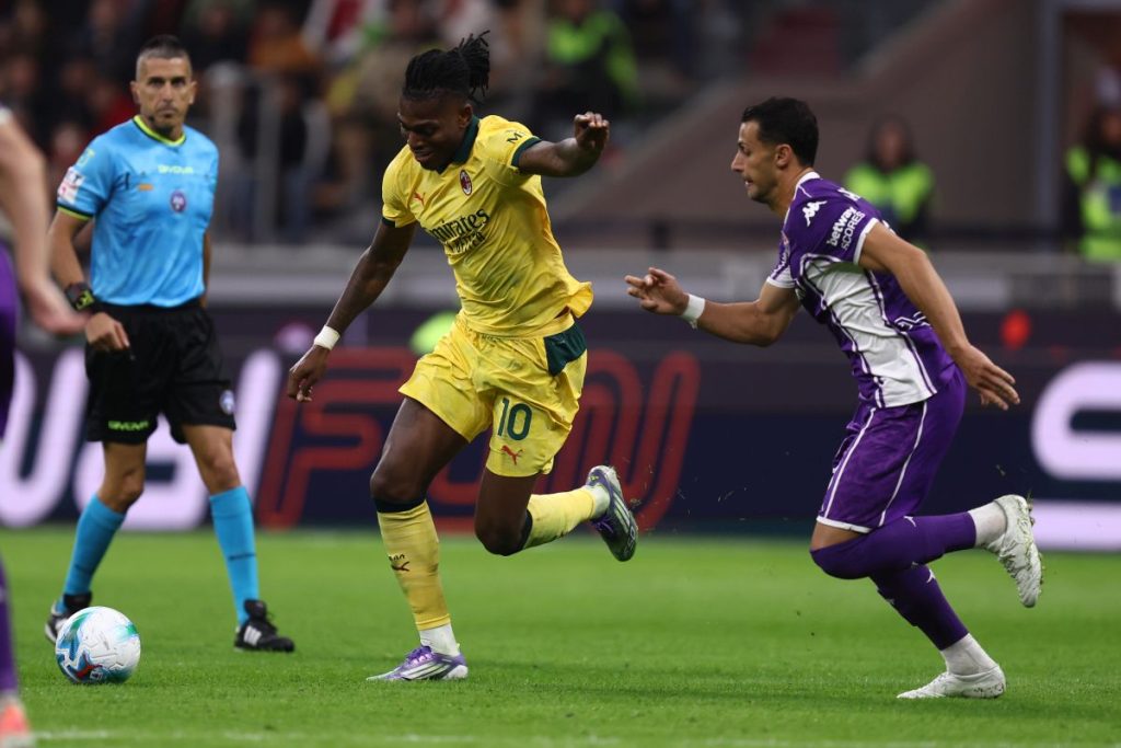 Milan sconfigge Fiorentina 2-1 e conquista il primo posto in classifica.