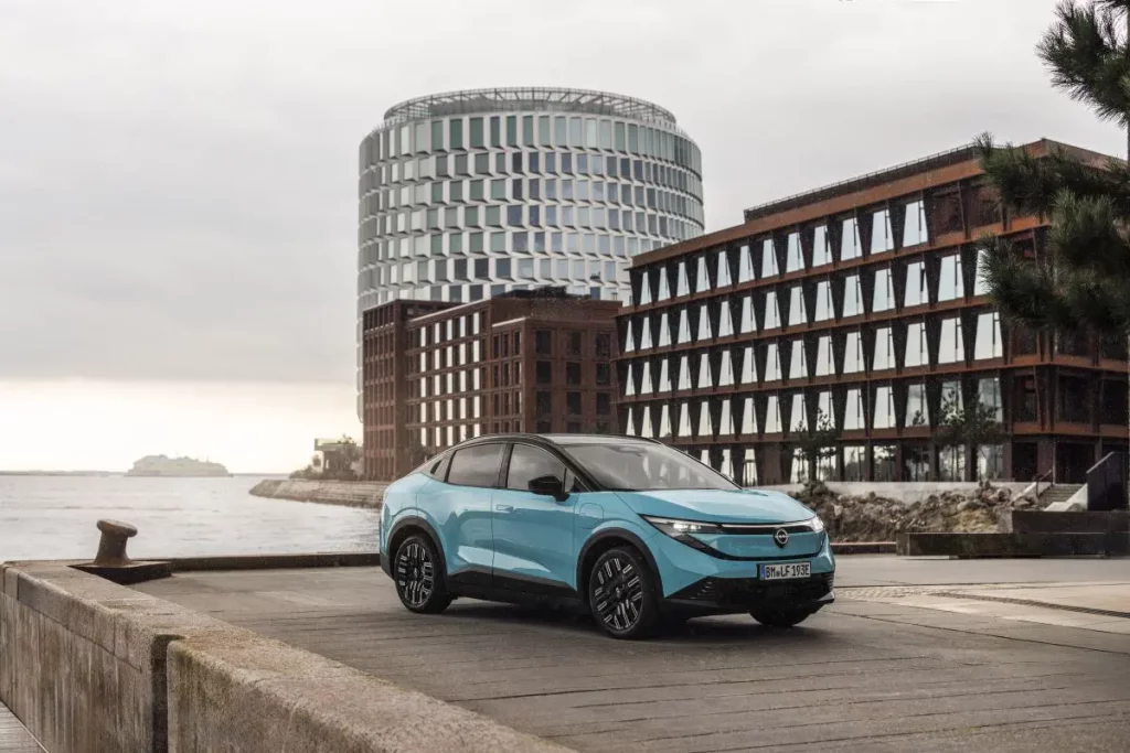 Nissan Leaf: debutta la terza generazione della compatta 100% elettrica e sostenibile.