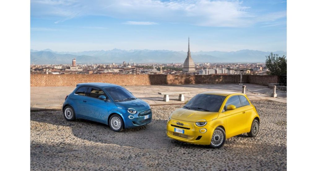 Fiat Torino City Marathon: La nuova 500 Hybrid brilla come protagonista nella corsa.