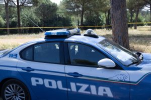Blitz della Polizia a Ostia dopo attentato dinamitardo contro un esercizio commerciale.