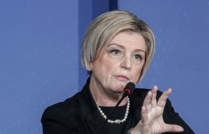 Rivoluzione della politica assistenziale: da passiva a attiva, con focus sulla formazione.