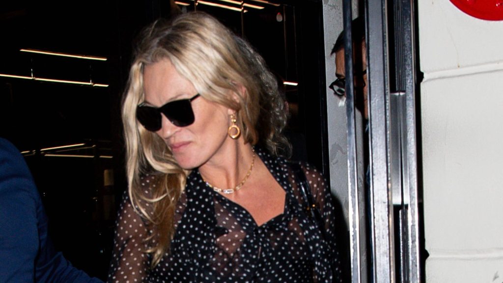 Kate Moss rivela: il jeans dritto sostituisce definitivamente il modello skinny.