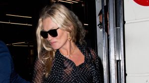 Kate Moss rivela: il jeans dritto sostituisce definitivamente il modello skinny.