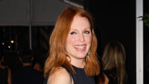 Julianne Moore sfida il tempo: il tubino nero e la borsa metallica sono sempre vincenti.