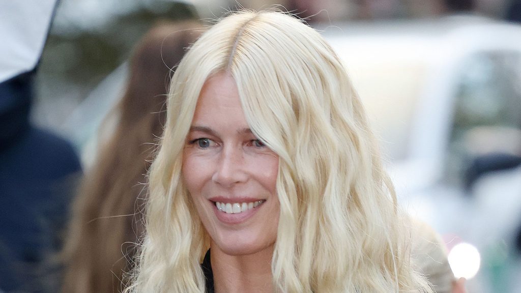 Claudia Schiffer riafferma il ritorno delle borse in stile anni 2000 come must-have del 2025.