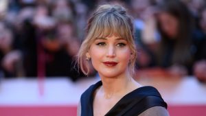 Jennifer Lawrence sfoggia un raffinato cappotto in una tonalità inaspettata per l’inverno.