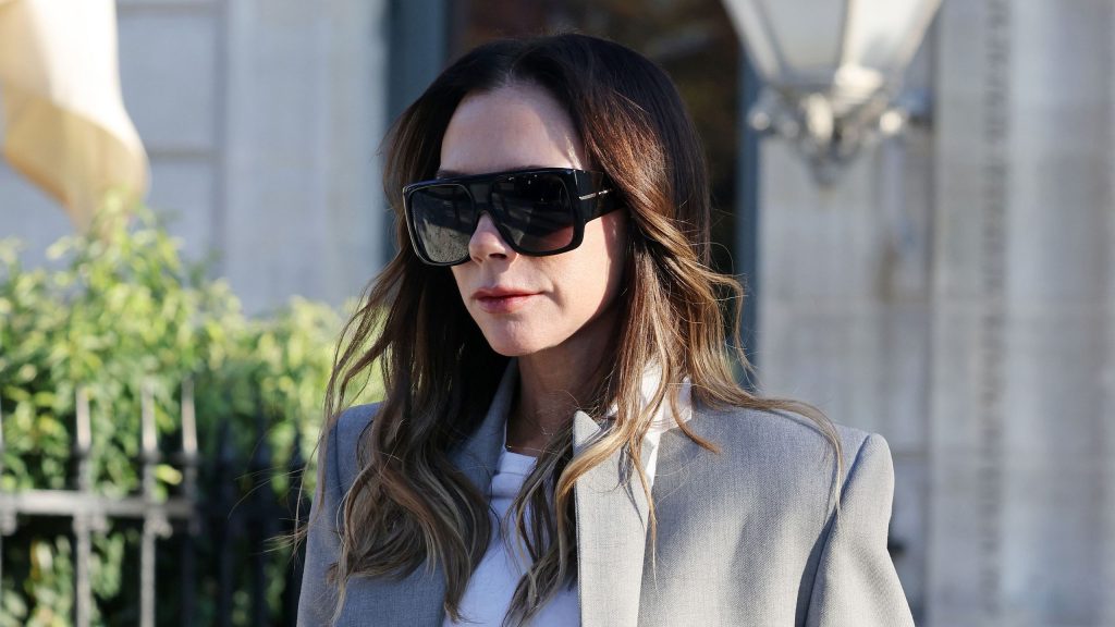 Victoria Beckham Brilla a Parigi con un Look Invidiabile Oggi, Victoria Beckham è stata avvistata...