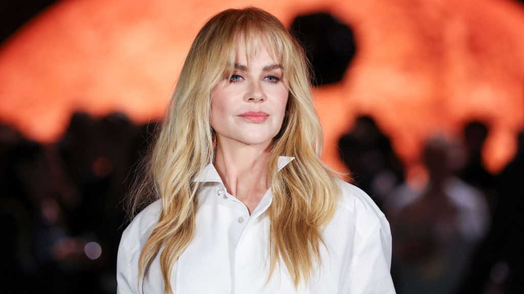 Nicole Kidman incarna l’eleganza parigina con jeans a gamba larga e camicia bianca oversize.