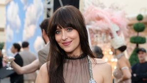Dakota Johnson adotta un colore inaspettato per il trend autunno/inverno, ideale per le feste.