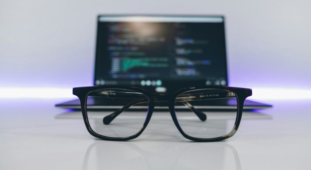 Disturbi visivi: 75% degli italiani passa fino a 8 ore al giorno davanti a schermi