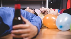 Moda autodistruttiva tra i giovani: perché è fondamentale riconoscerne i pericoli immediati.