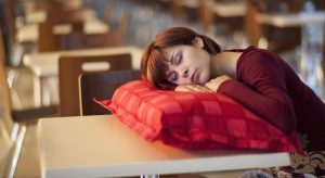 Sonnambulismo notturno in crescita: stress e iper-connessione tra le principali cause.