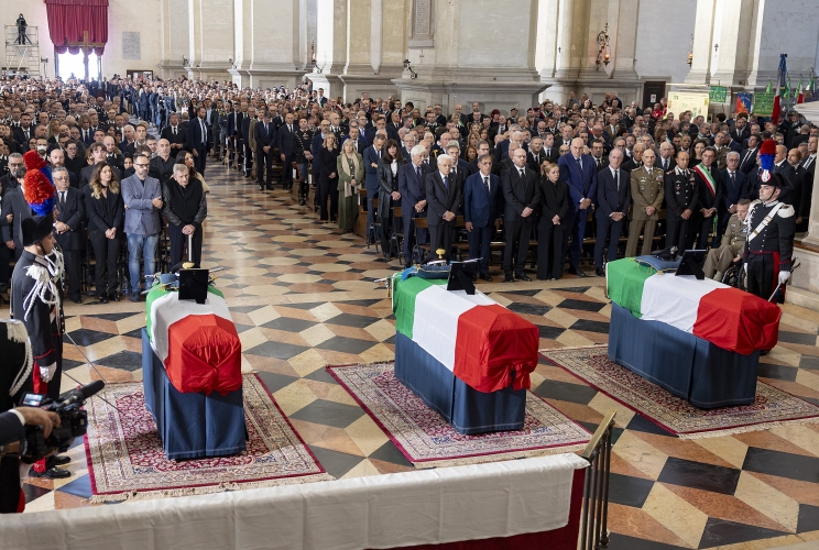 Tragedia a Padova: funerali dei tre carabinieri con Mattarella e Meloni presenti.