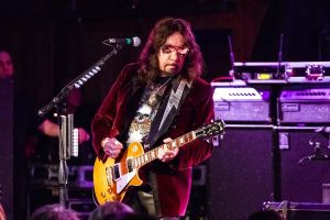 È morto Ace Frehley, leggendario chitarrista dei Kiss, a 74 anni