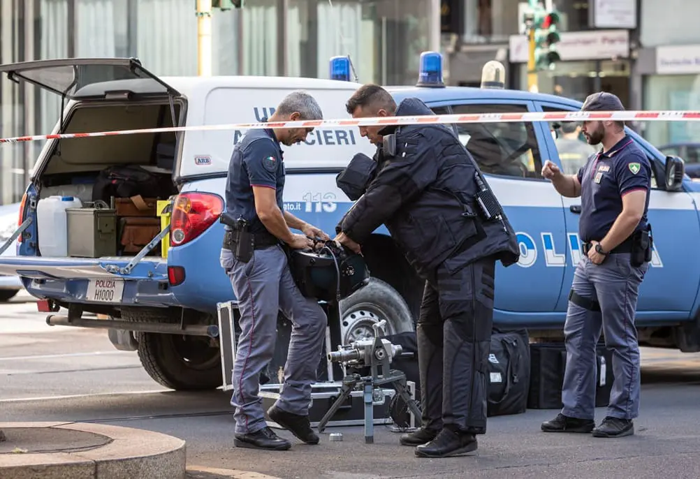 Allarme pacco sospetto vicino alla sinagoga di Genova: intervento degli artificieri, situazione risolta.