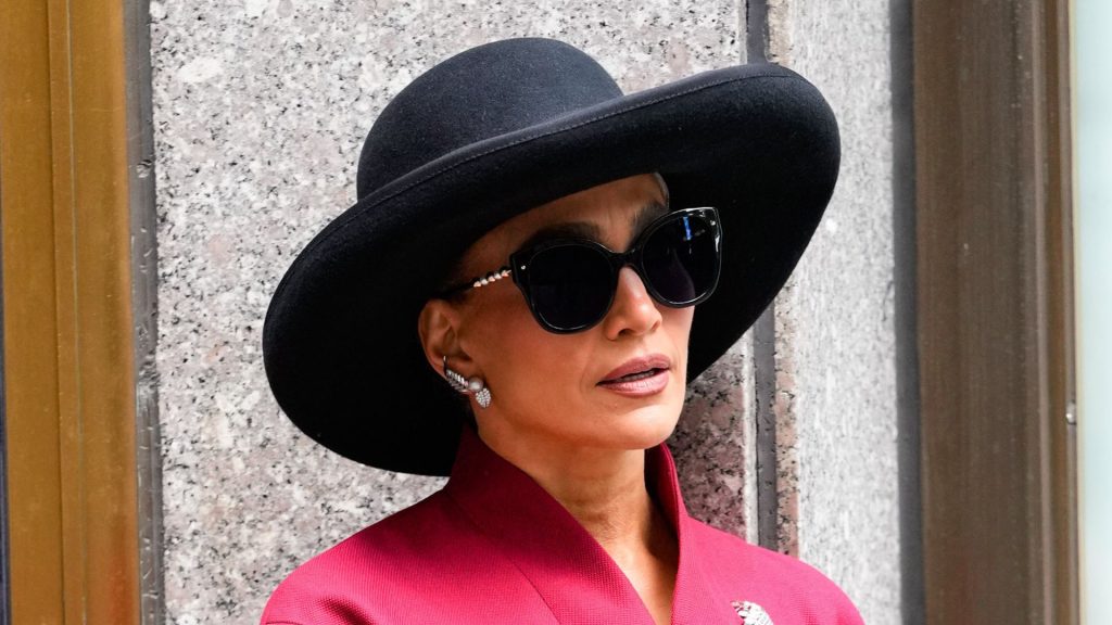 Jennifer Lopez sorprende in un elegante completo Dior e svela un trucco di stile.