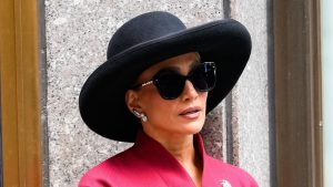 Jennifer Lopez sorprende in un elegante completo Dior e svela un trucco di stile.
