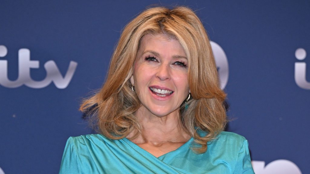 Kate Garraway: giacca in corduroy caramello e stivali borg, opzione calda per passeggiate autunnali.