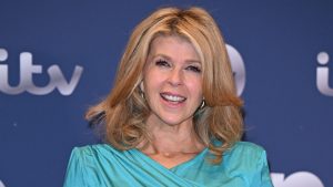 Kate Garraway: giacca in corduroy caramello e stivali borg, opzione calda per passeggiate autunnali.