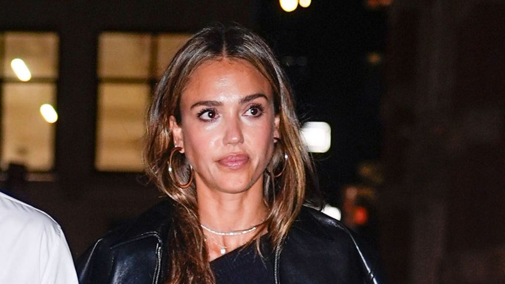Jessica Alba rilancia i jeans a gamba larga: un ritorno di stile da non perdere.