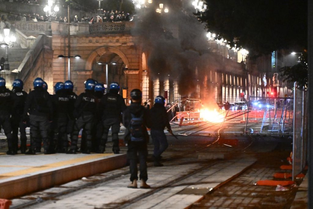 Tensione a Bologna: corteo Pro Pal contro forze dell’ordine durante Virtus-Maccabi.