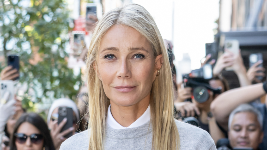 Gwyneth Paltrow svela il segreto per un look chic con tre essenziali da sovrapporre.