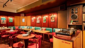 I migliori ristoranti di Cambridge: opzioni economiche e locali per feste indimenticabili.