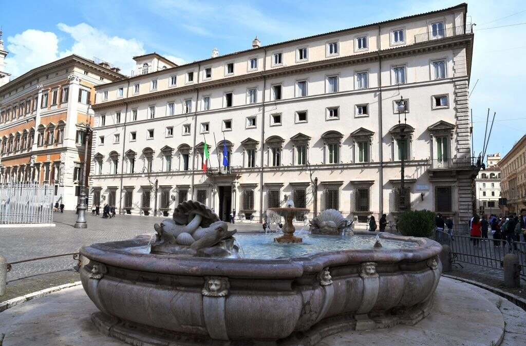 Manovra 2026 da 16 miliardi: sindacati chiedono supertassa per “paperoni” e rilancio di scuola e sanità