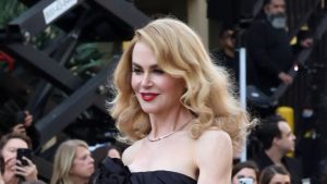 Nicole Kidman incarna il glamour di Hollywood in un elegante abito nero mozzafiato.