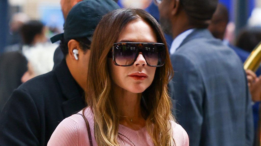 La gonna a matita ritorna: Victoria Beckham la presenta con eleganza per l’autunno.