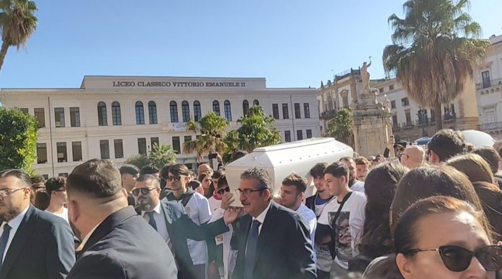 Palermo saluta Paolo Taormina: un abbraccio di emozioni tra commozione e rabbia.