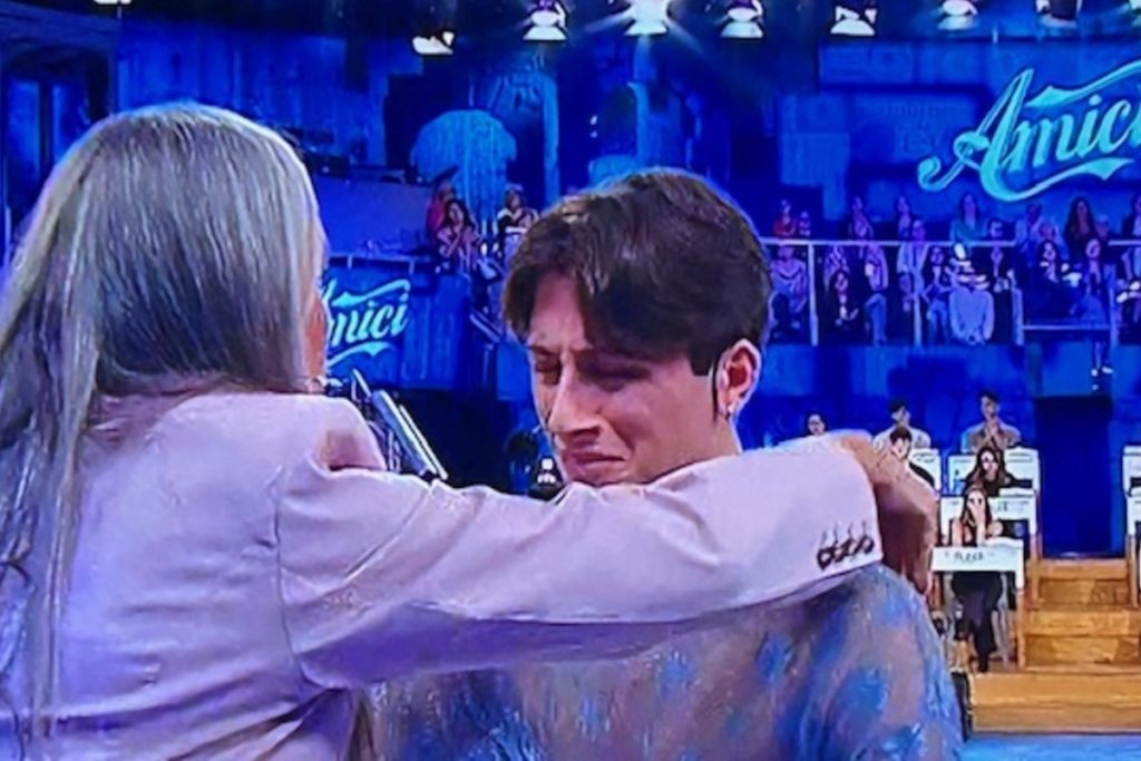 Non ti vorrei trattenere, ma lui scoppia in lacrime disperate.