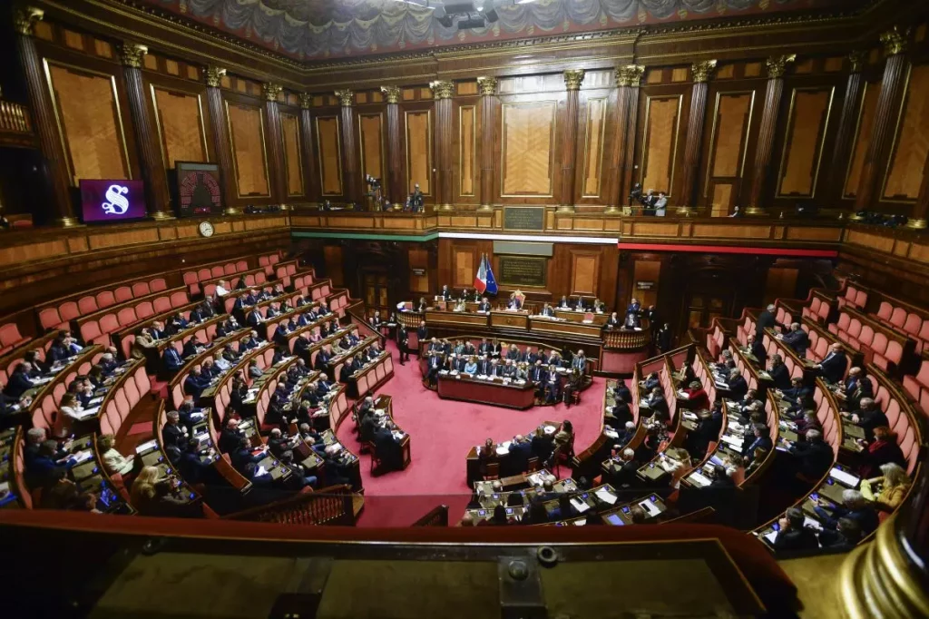 Il Senato italiano ha approvato definitivamente la riforma costituzionale sulla separazione delle...