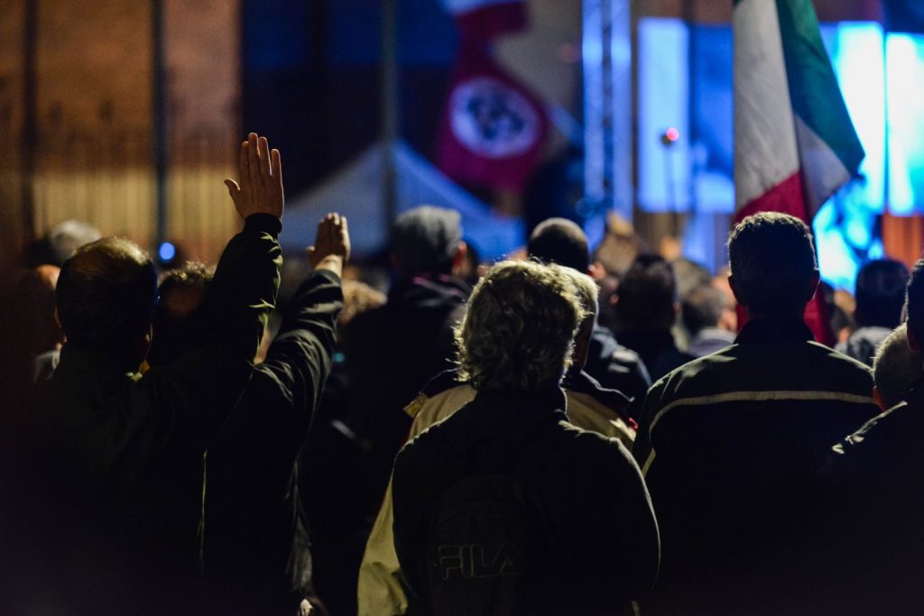 Fratelli d’Italia: cori fascisti a Parma, il Pd chiede condanna immediata di Meloni.