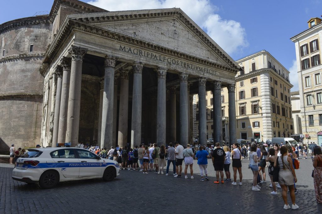 Tragedia al Pantheon: un turista giapponese di 70 anni muore dopo un incidente.