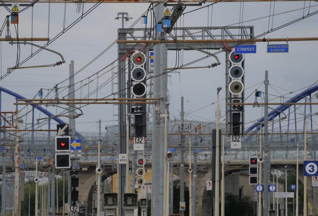 Incidente Mortale a Trecate: Investiti Tre Persone da un Treno TRECATE (NOVARA) – Nel pomeriggio di...