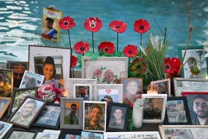 Ostaggi liberati da Hamas: Trump segue il rilascio dall’Air Force One in tempo reale.