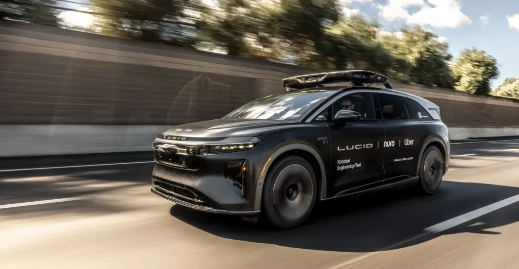 Uber sfida il predominio dei robotaxi di Waymo a San Francisco.