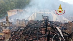Incendio distrugge il monastero della Bernaga in Lecchese: ecco il video del disastro.