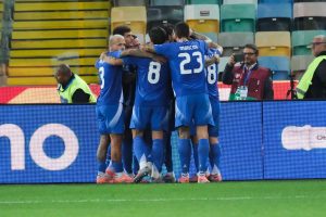 Italia trionfa 3-0 su Israele: playoff Mondiali assicurati in un’atmosfera surreale.