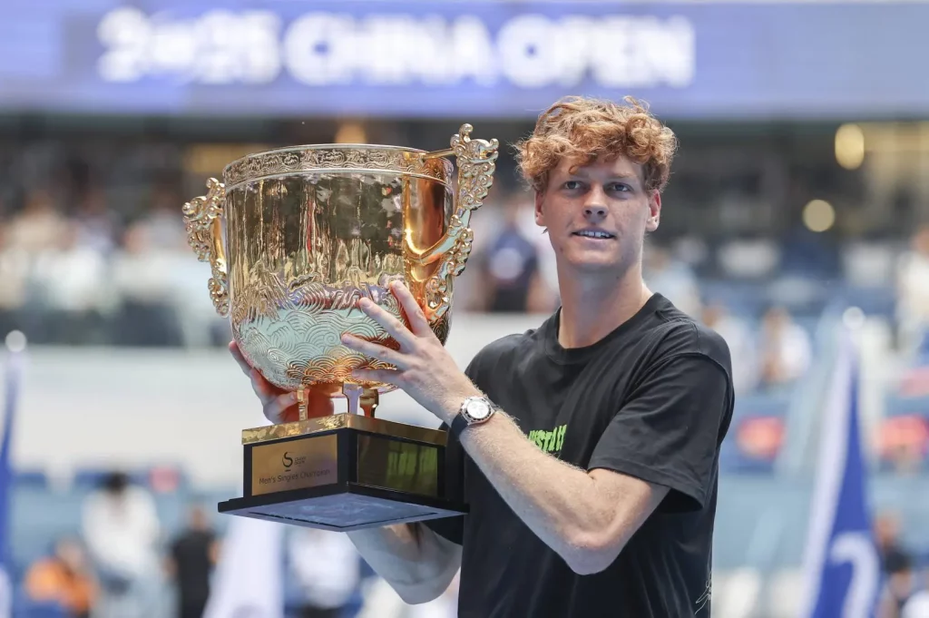 Sinner riduce il divario da Alcaraz: aggiornamento ranking ATP dopo Pechino e Tokyo.