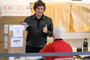 Elezioni in Argentina: Milei affronta il test delle sue politiche di medio termine.